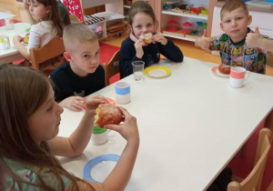 dzieci jedzą pączki